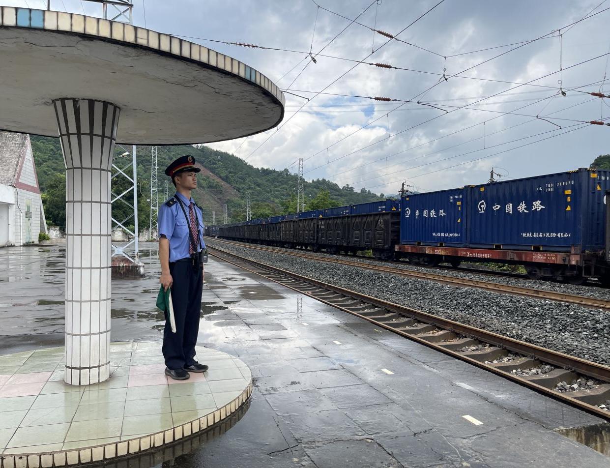 “湛江今日台风最新动态”