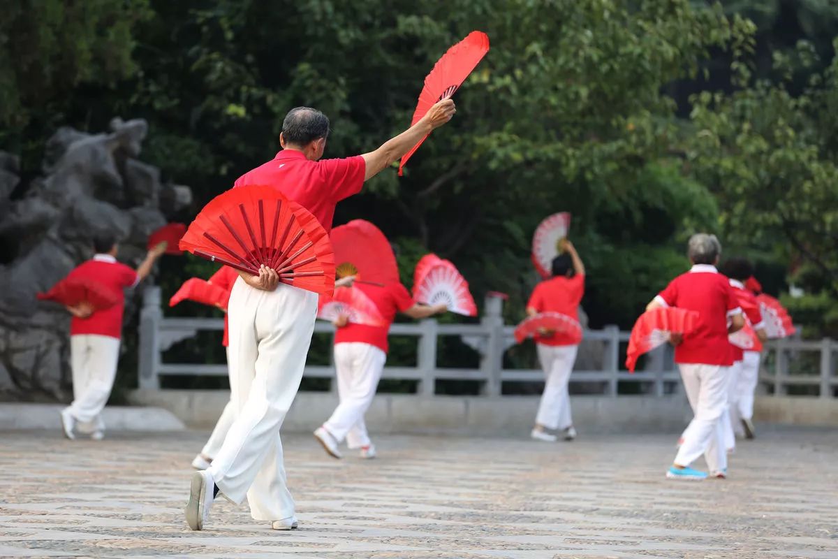 广场舞新风尚：姐妹风采独领风骚